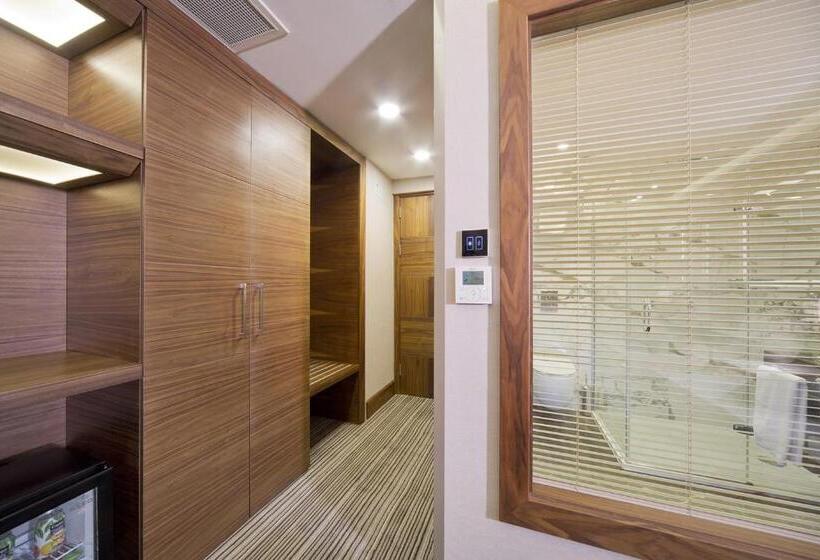 四人标准间, Artur