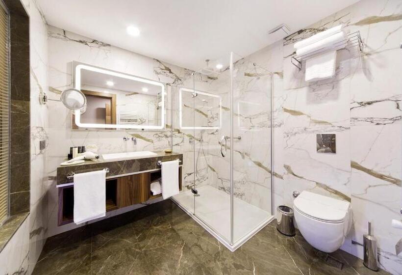 四人标准间, Artur