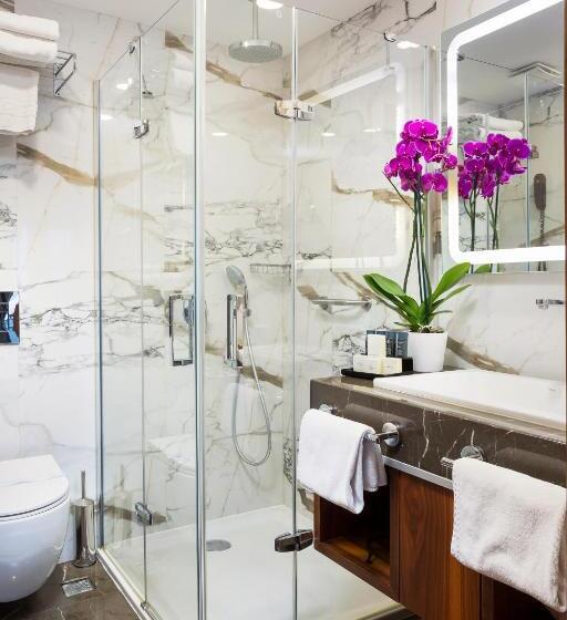 标准三人间, Artur