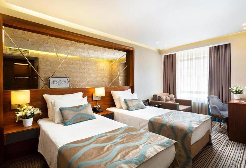 标准三人间, Artur