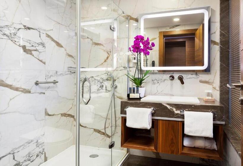 标准三人间, Artur