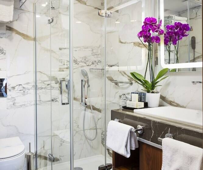 标准单人间, Artur