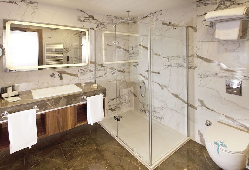 标准三人间, Artur