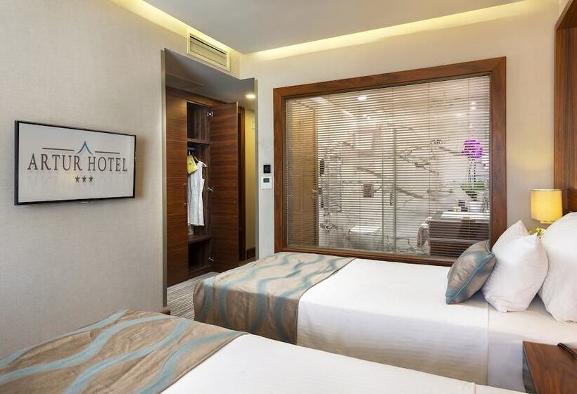 标准三人间, Artur