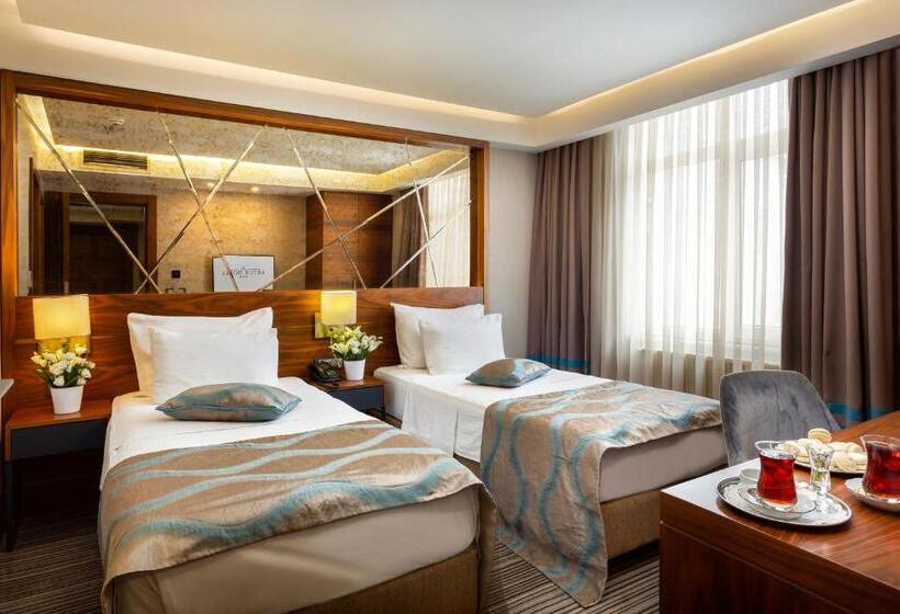 标准三人间, Artur