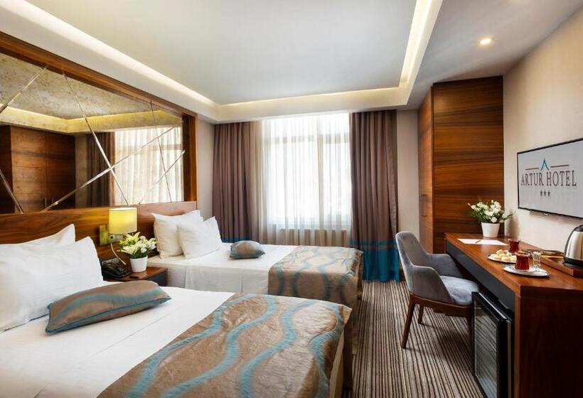 四人标准间, Artur