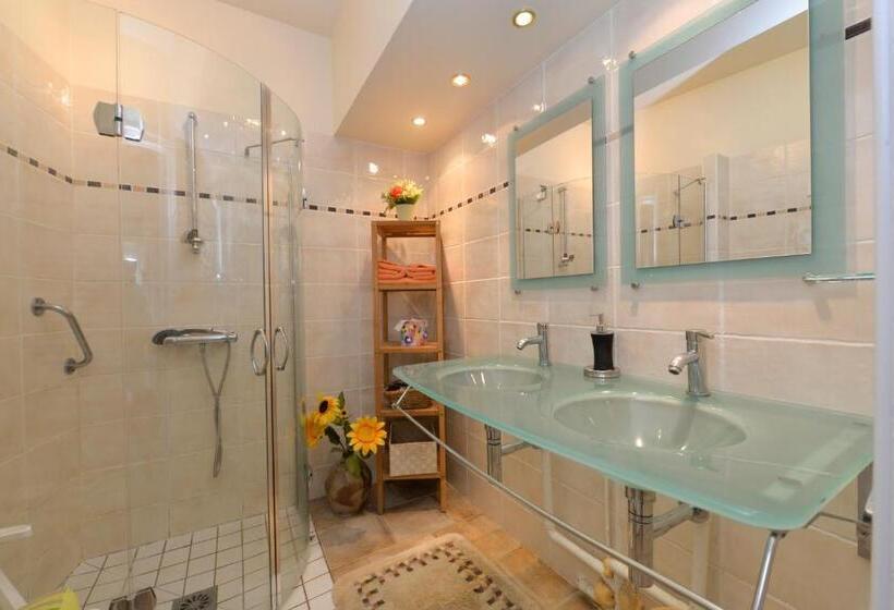 Номер Deluxe, Aurore De Beaufort