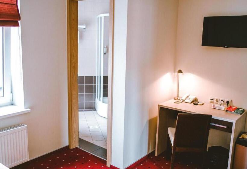 اتاق اکونومی, Hanza