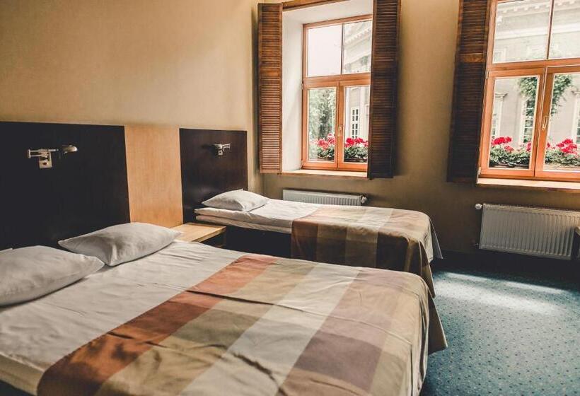 اتاق خانوادگی, Hanza