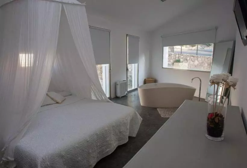 スイート, La Maga Rooms
