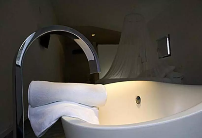 スイート, La Maga Rooms