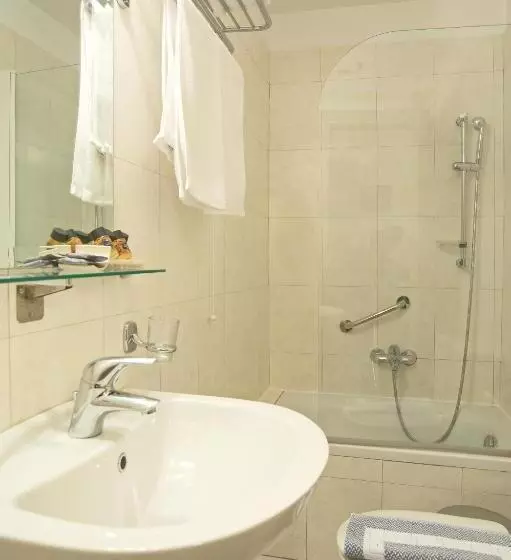 Chambre Standard Individuelle, Leto Delphi