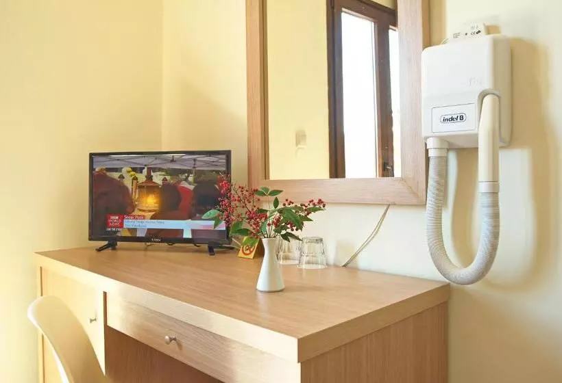Chambre Standard Individuelle, Leto Delphi