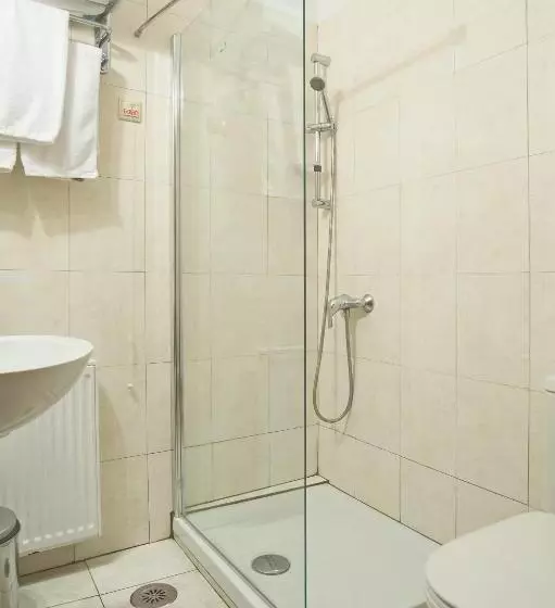 Chambre Quadruple Standard, Leto Delphi