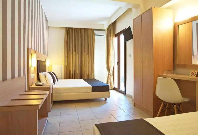 Chambre Quadruple Standard, Leto Delphi