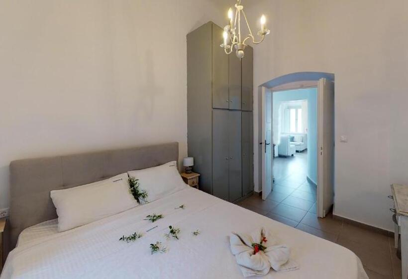 غرفة عائلية مطلّة علي البحر, Neoklassiko Koukouli