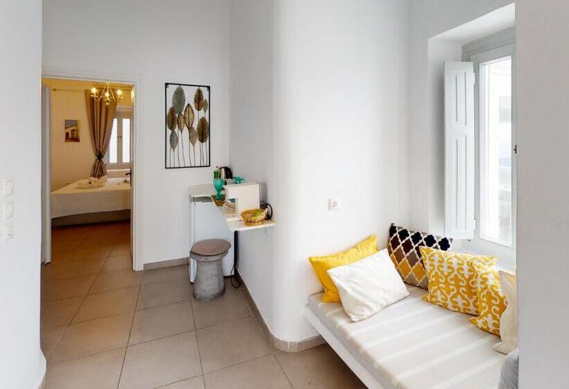 غرفة عائلية مطلّة علي البحر, Neoklassiko Koukouli