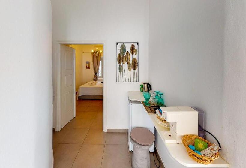 غرفة عائلية مطلّة علي البحر, Neoklassiko Koukouli