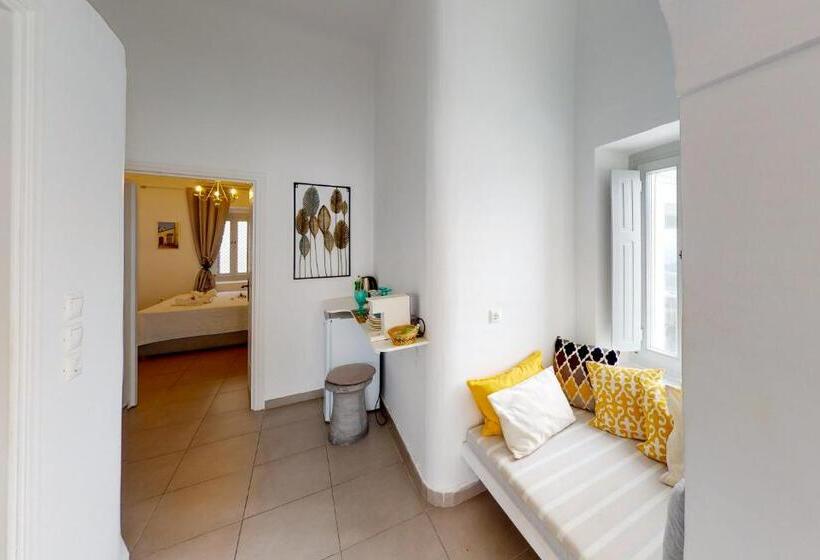 غرفة عائلية مطلّة علي البحر, Neoklassiko Koukouli