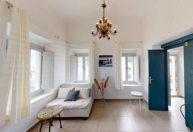 غرفة عائلية مطلّة علي البحر, Neoklassiko Koukouli