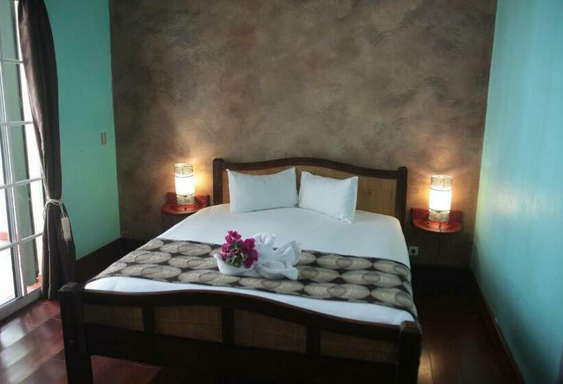 بانگلوی استاندارد 2 خوابه, Habitation Du Comté