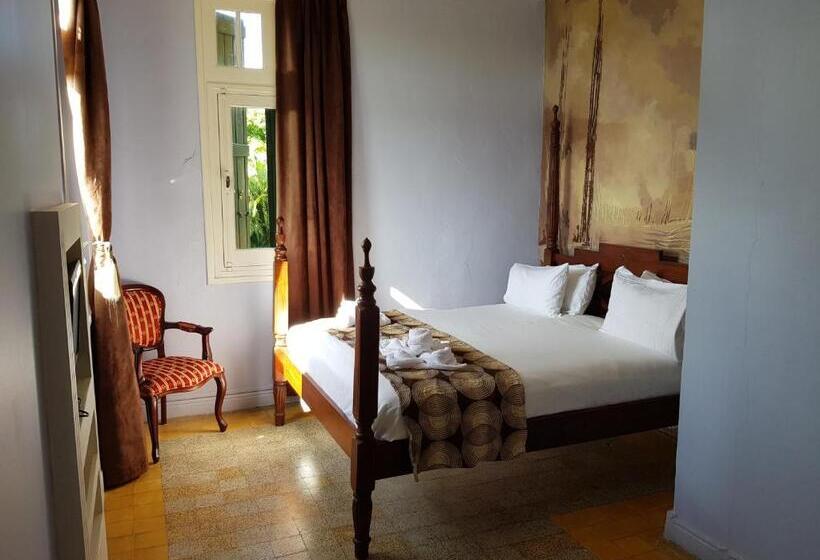 اتاق خانوادگی, Habitation Du Comté