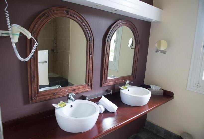 اتاق خانوادگی, Habitation Du Comté