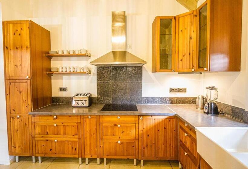 ویلای یک اتاق خوابه با استخر شنا, Habitation Du Comté