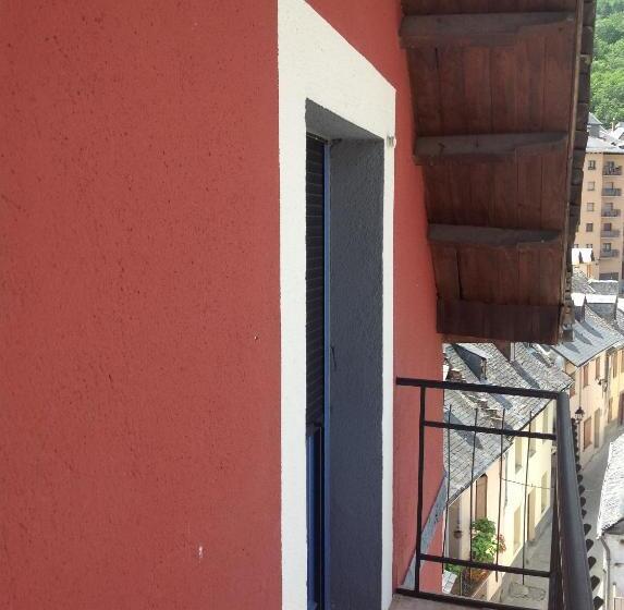 اتاق استاندارد با بالکن, Pradets