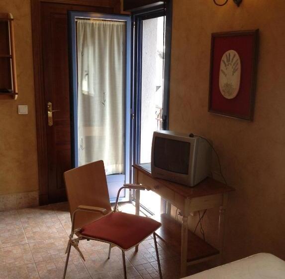 اتاق استاندارد با بالکن, Pradets