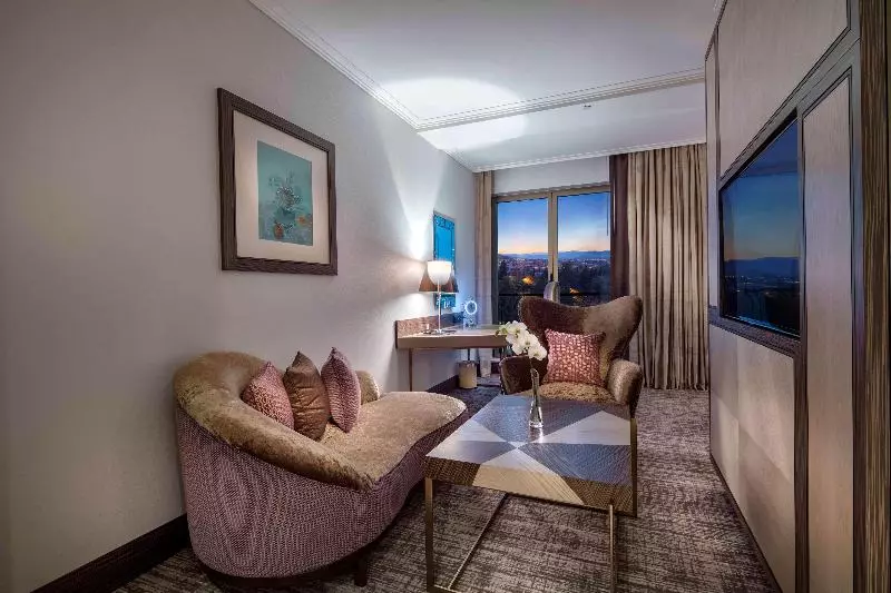 سوئیت جونیور با تخت بزرگ, Hilton Podgorica Crna Gora