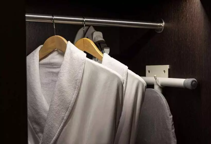 اتاق استاندارد با تخت بزرگ, Hilton Podgorica Crna Gora