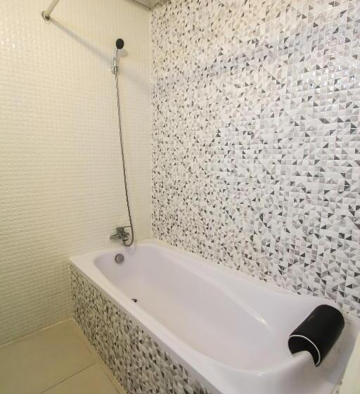 חדר משפחתי, Legian Village