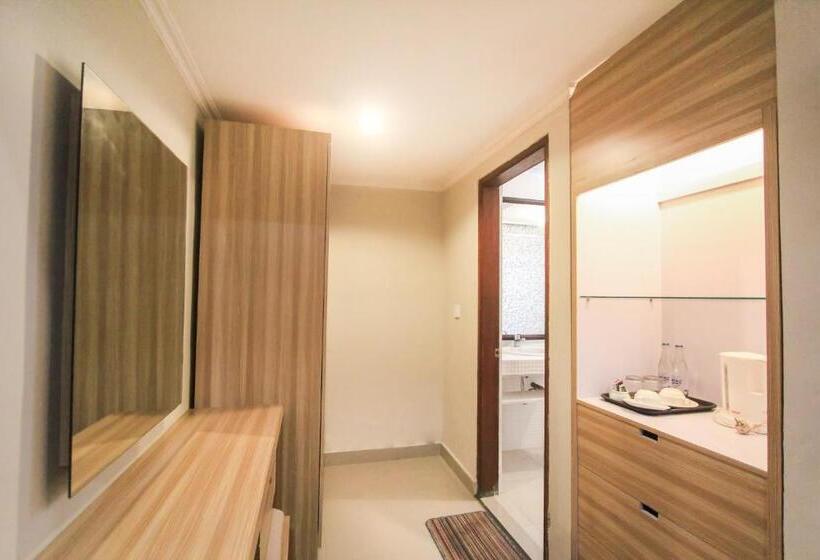 חדר משפחתי, Legian Village