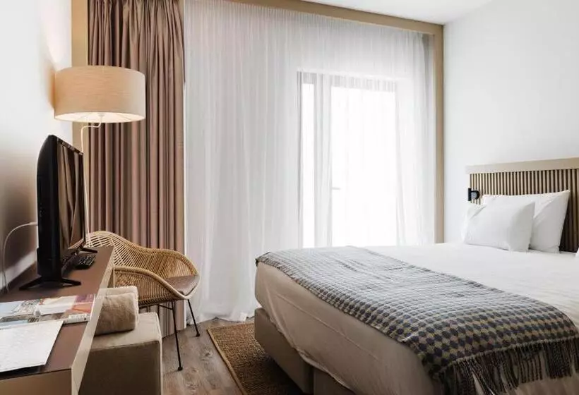 اتاق اساندارد با چشم‌انداز جانبی به دریا, Memmo Baleeira   Design Hotels