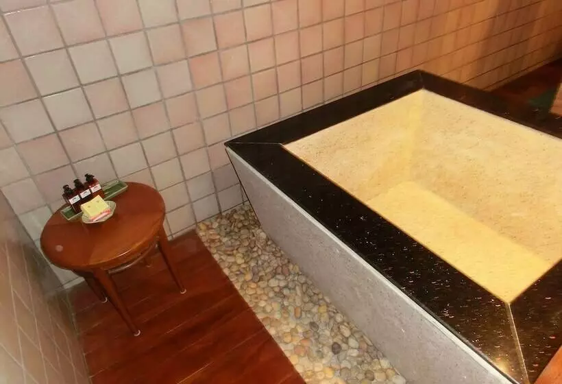 سوییت جونیور, Montien House Sha Plus