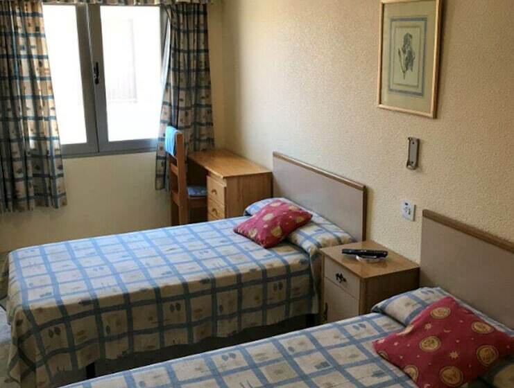 اتاق استاندارد با سرویس بهداشتی مشترک, Pensión Dos Hermanas