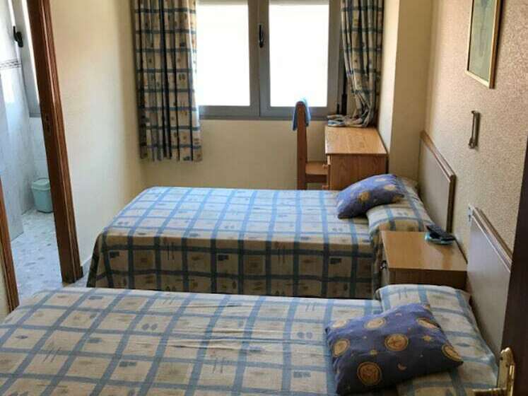 اتاق استاندارد با سرویس بهداشتی مشترک, Pensión Dos Hermanas