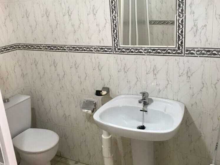 اتاق استاندارد با سرویس بهداشتی مشترک, Pensión Dos Hermanas