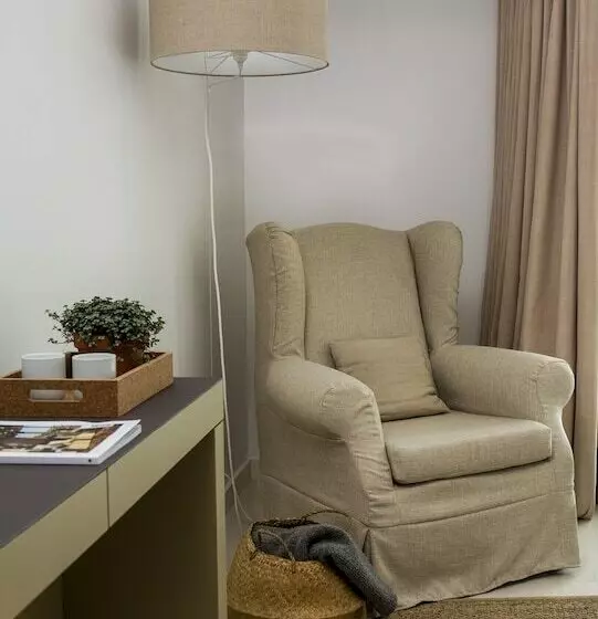 اتاق اساندارد با چشم‌انداز جانبی به دریا, Memmo Baleeira   Design Hotels