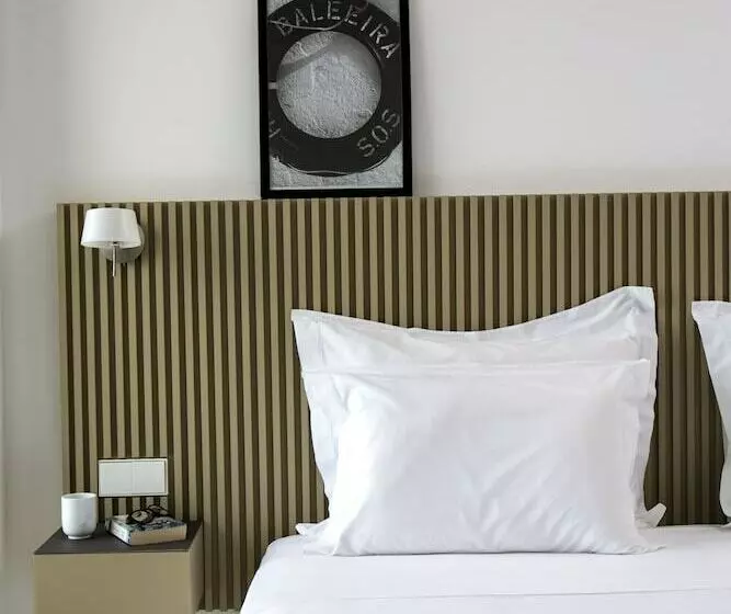 اتاق اساندارد با چشم‌انداز جانبی به دریا, Memmo Baleeira   Design Hotels