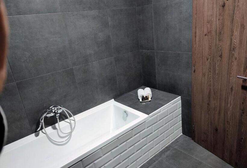 חדר משפחתי, Waterfront Lodge