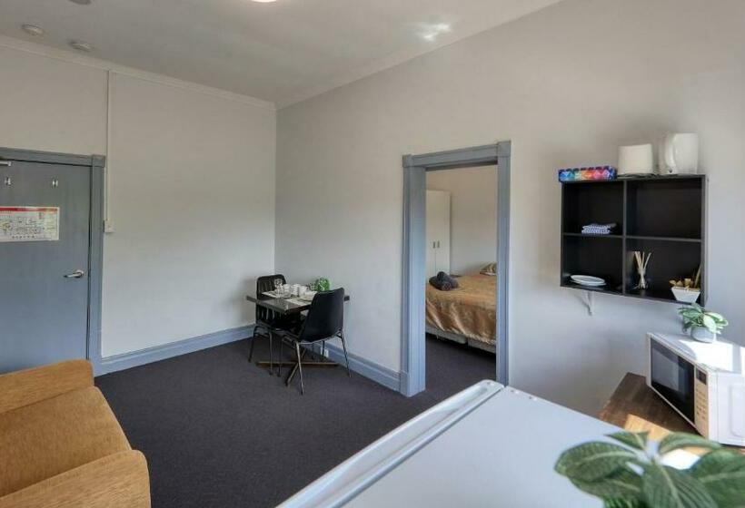 سوئیت با تخت بزرگ, Broadway