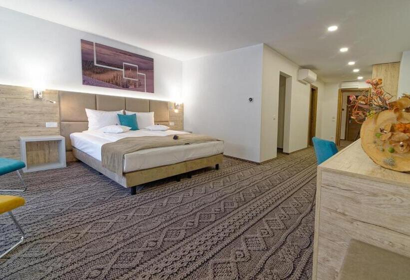 חדר משפחתי, Aquarius Boutique