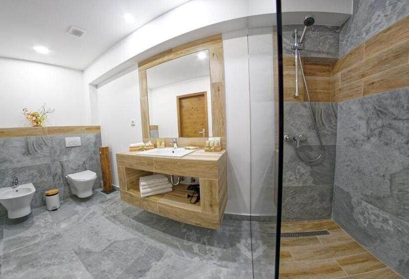 חדר משפחתי, Aquarius Boutique