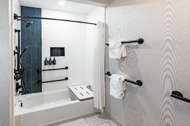 غرفة قياسية سرير كينج لذوى الإحتياجات الخاصة, Indigo Spring   Woodlands Area, An Ihg