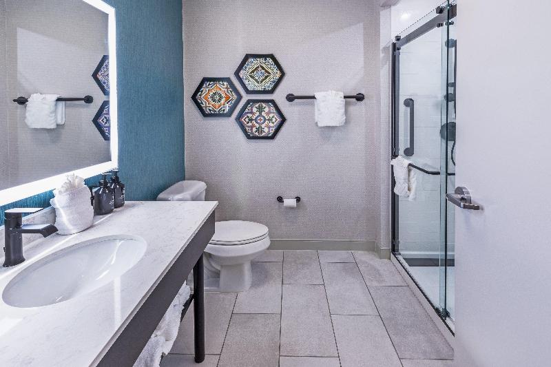 غرفة قياسية سرير كينج, Indigo Spring   Woodlands Area, An Ihg