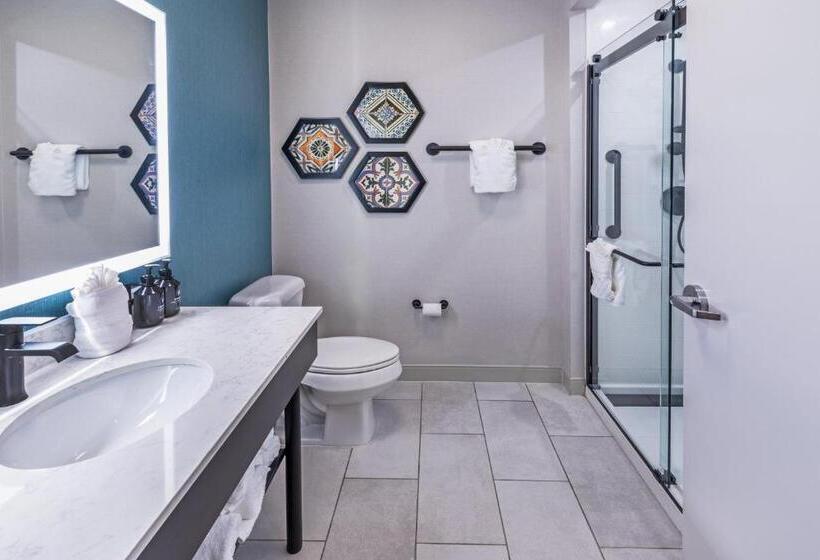 غرفة قياسية سرير كينج لذوى الإحتياجات الخاصة, Indigo Spring   Woodlands Area, An Ihg