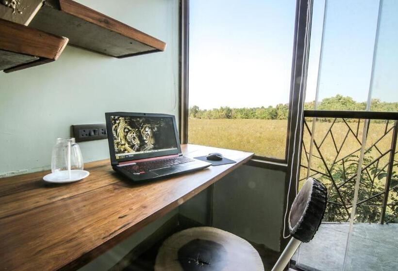 디럭스 룸 호수 전망, Tadoba Jungle Camp