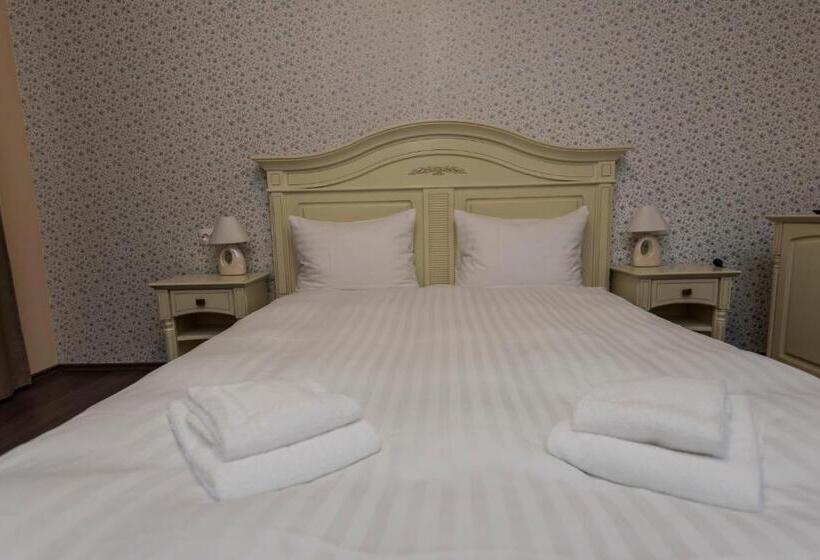 Дом 1 Спальня, Pensiunea 1 Mai